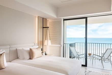 ハレクラニ沖縄宿泊招待状の利用で得られる、上質な滞在をイメージした客室写真。