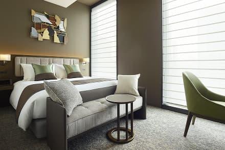 プレミアムギフト券50,000円の利用で得られる、上質な滞在をイメージした客室写真。